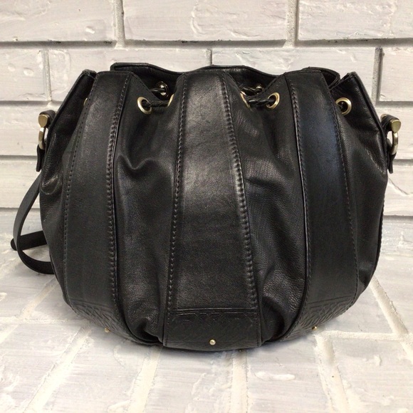 BLACK CROSSBODY LEATHER BUCKET BAG WITH FRINGES - Picture 7 of 15